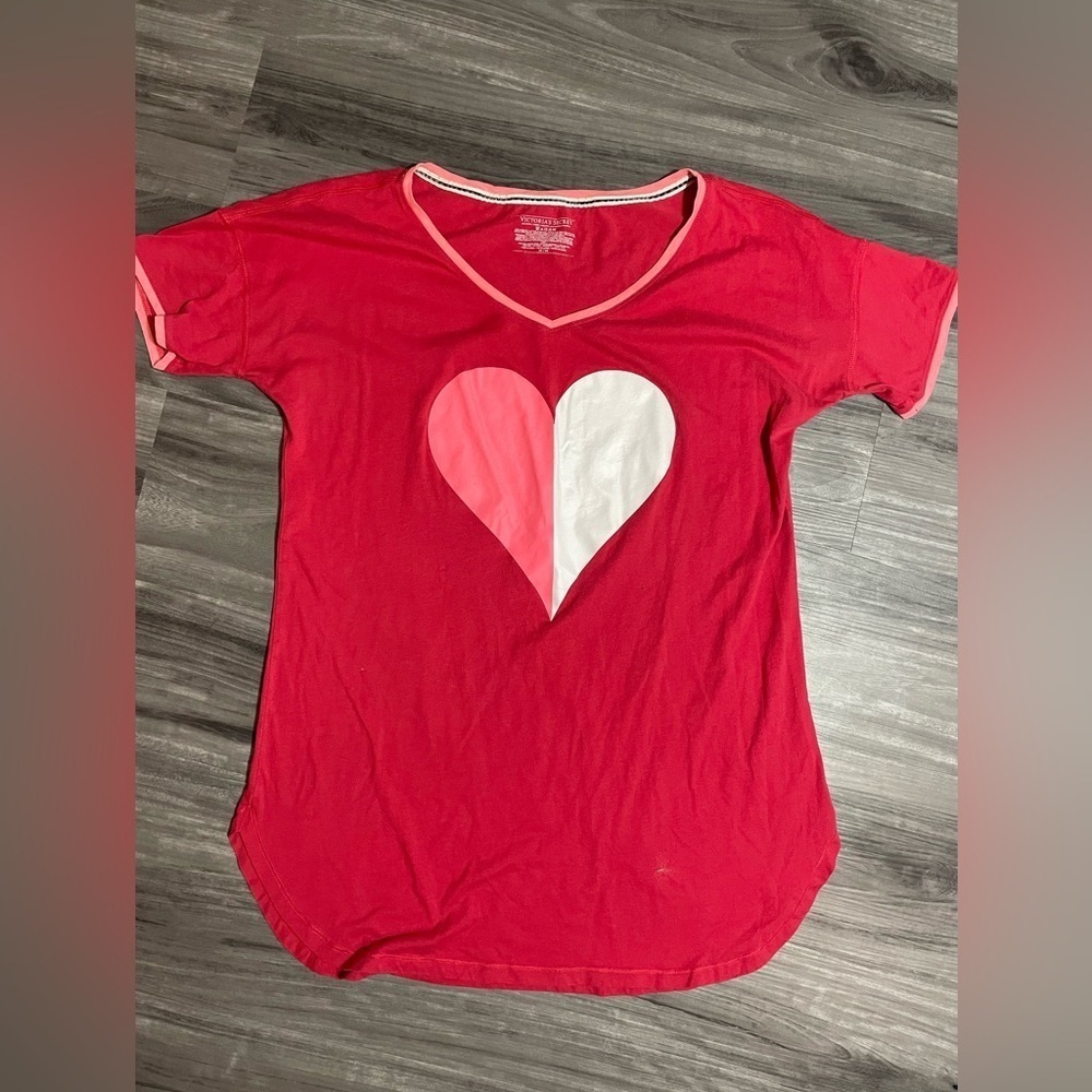 🚨Victoria secret medium heart t shirt women’s